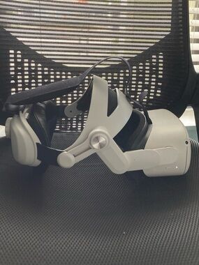 Oculus Quest Series Standalone VR Headset in White and Black